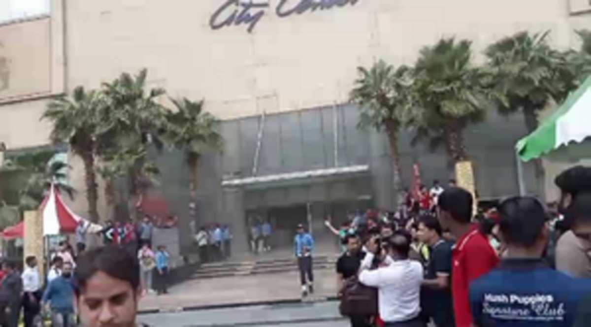 नोएडा के लॉजिक्स मॉल में लगी आग, शॉर्ट सर्किट की वजह से हुआ हादसा